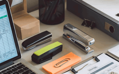 ambiente de escritório organizado com itens de escritório posicionados em cima de uma mesa