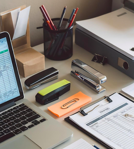 ambiente de escritório organizado com itens de escritório posicionados em cima de uma mesa