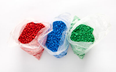 três sacos com grãos de polietileno