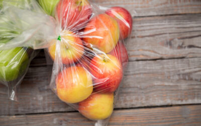 duas sacolas plásticas com frutas dentro