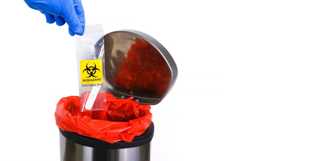 Aprenda tudo sobre descarte de lixo infectante na indústria de embalagens. Guia completo com normas, procedimentos e boas práticas ambientais.